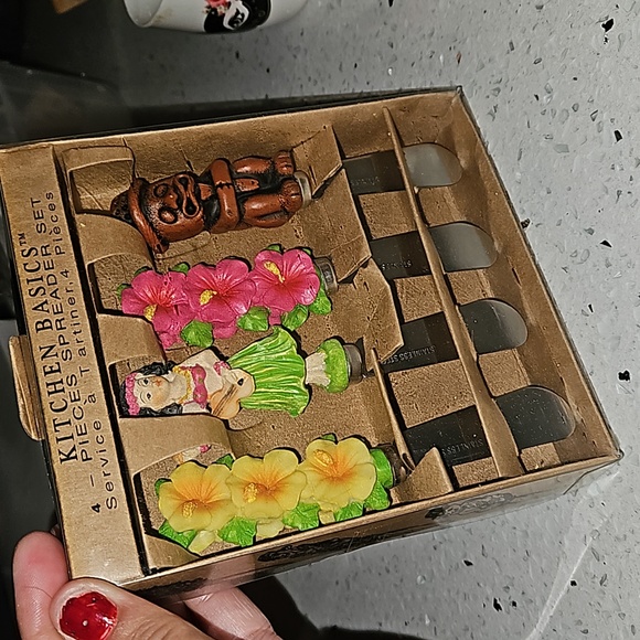 Vintage Kitchen Basics Spreader SetFour Piece Hawaiian Theme Spreader Knives - Picture 2 of 3